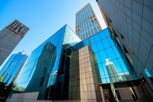 Groés Gebäude aus Glas